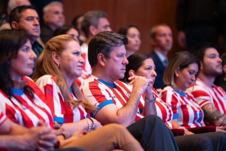 Diputados cartistas atacan al Gabinete de Peña Nieto.