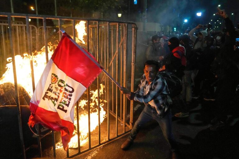El cansancio social y político moviliza a la juventud del Perú contra el gobierno interino
