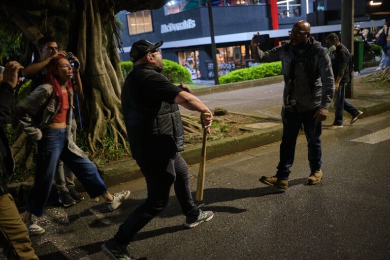 El uso de civiles para reprimir la protesta en Medellín alimenta la pelea entre Gustavo Petro y Federico Gutiérrez