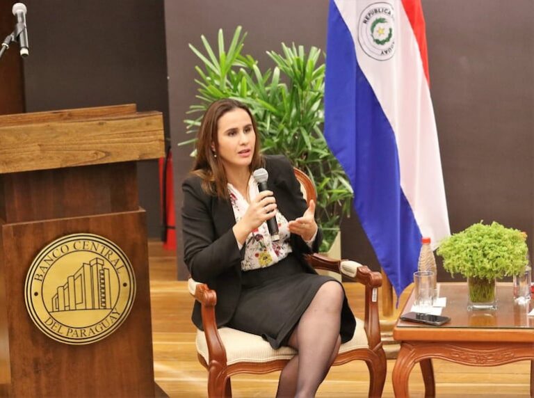 Exviceministra destaca relevancia de controles a personas políticamente expuestas.