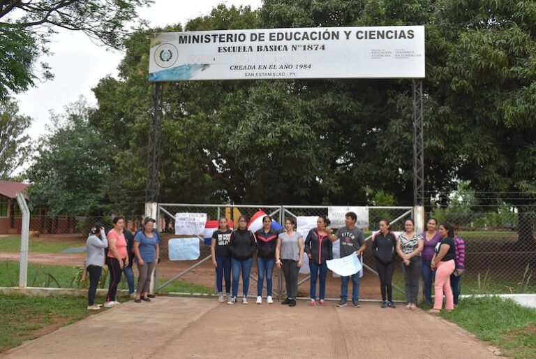 Familias toman local escolar por conflictos con encargado.