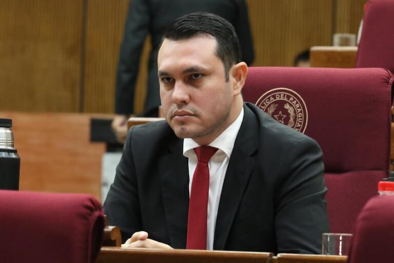 Fiscalía ratifica juicio oral contra Hernán Rivas por título falso.