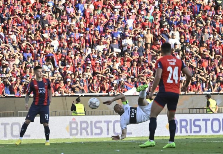 Un día como hoy: el impresionante gol de chilena de Richard Ortiz contra Cerro Porteño en La Nueva Olla.