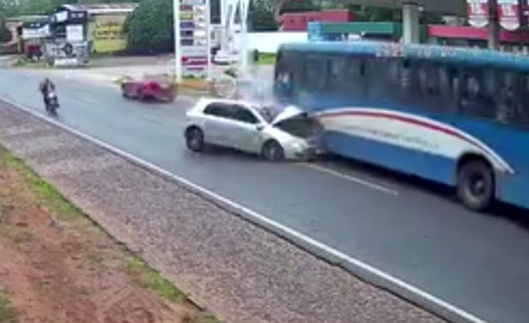 Impactante colisión frontal registrada en Areguá, video.