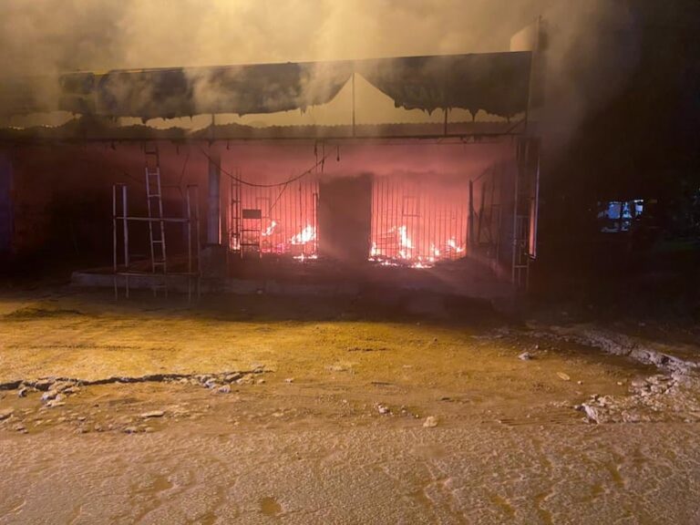 Incendio devastador consume taller de motos en Limpio.