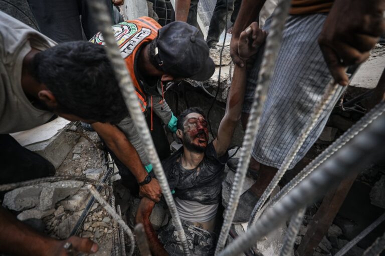 Israel vuelve a bombardear Gaza tras causar más de cien muertos, entre ellos 46 niños, en la mayor masacre israelí del alto el fuego |