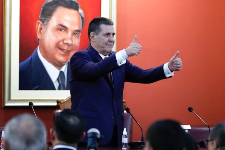 Juez detiene solicitud de información sobre Horacio Cartes.
