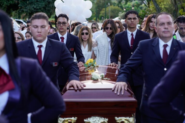 La familia de B-King se despide del cantante en Medellín: «Nada nos lo devolverá»