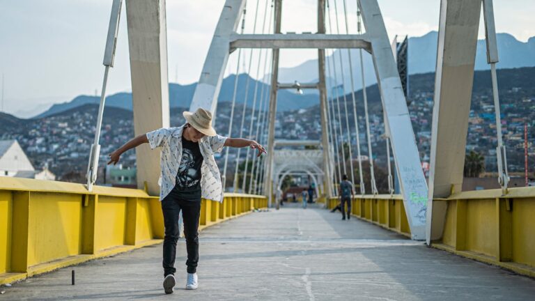 Las ‘dinastías’ sonideras que mantienen viva la cumbia en Monterrey: “Hay una reinvención de Colombia por parte de la realeza”