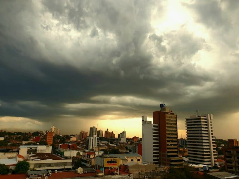 Lluvias y tormentas: alerta meteorológica para Paraguay jueves.