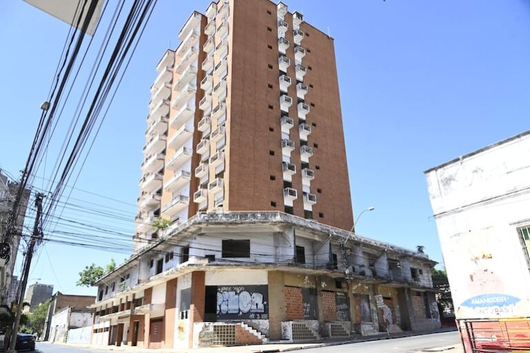 MEC vende Edificio Excelsior, antiguo elefante blanco de Riart.