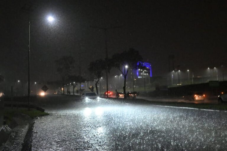 Madrugada del domingo con tormentas y vientos fuertes.