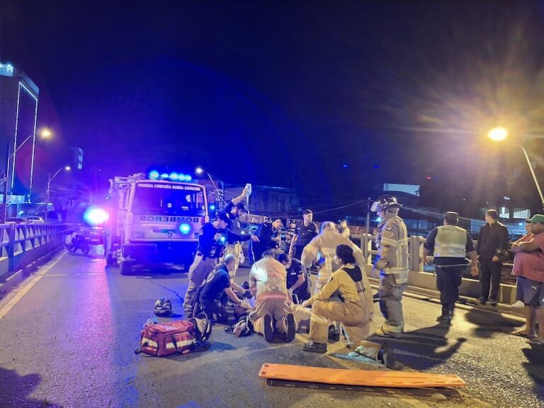 Motociclista fallece en choque con otra moto en viaducto.