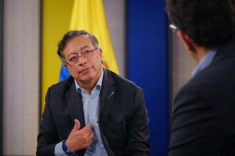 Petro desafía a las entidades que buscan regular sus discursos: “Eso se llama golpe de Estado”