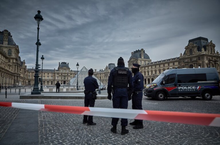 Robo en el Louvre: encapuchados con motosierras se llevan las joyas de Napoleón | Cultura