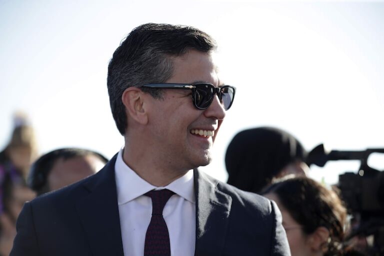 «Sobres del poder»: Santiago Peña listo para su 52º viaje.