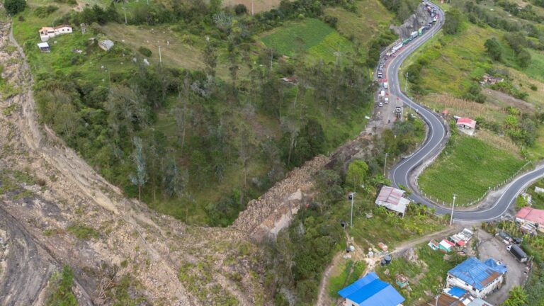 Un nuevo colapso aísla el este de Colombia: «Estamos condenados a cargar esta cruz para siempre»