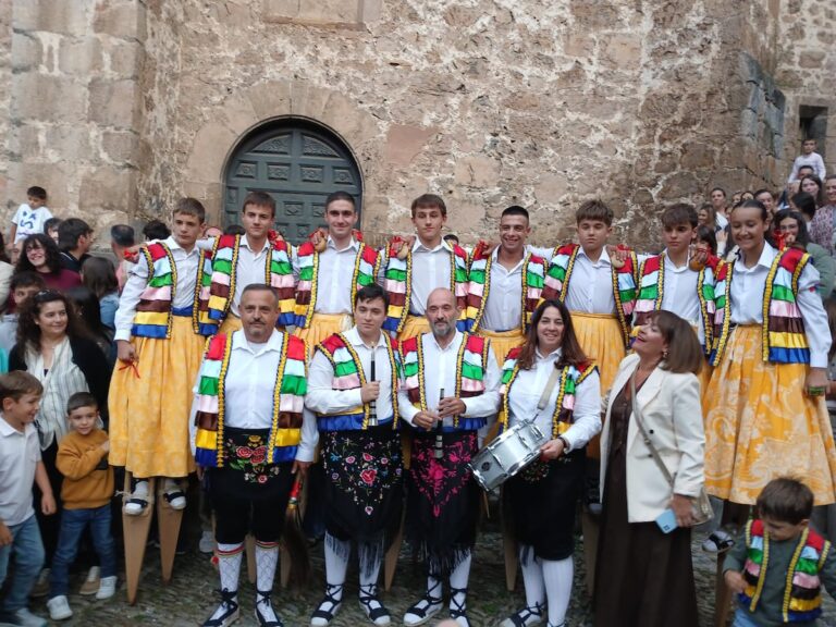 Una mujer participa por primera vez en cuatro siglos en el baile de las picaduras de un pequeño pueblo en La Rioja | España