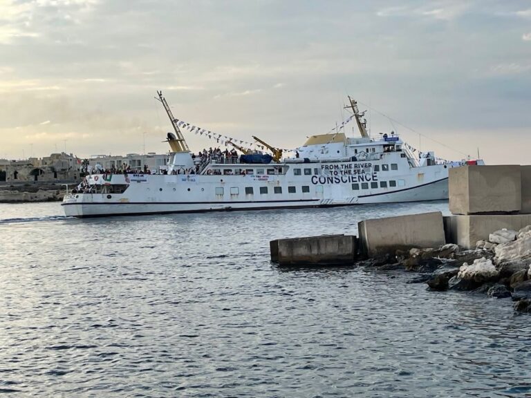 Una nueva flota de 11 barcos navega desde Italia y se dirige a Gaza y espera llegar en dos días |