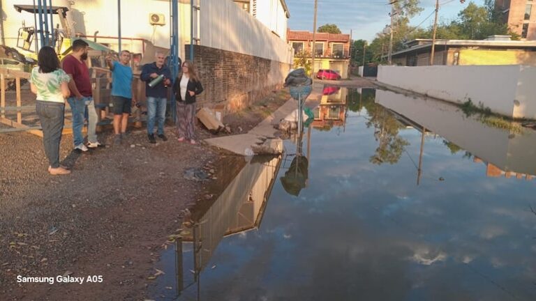 Vecinos de Campo Grande piden solución por agua estancada.