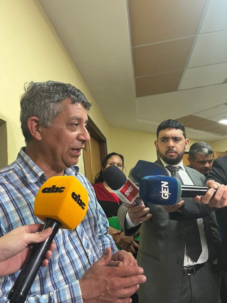 Víctimas de mafia de pagarés exigirán renuncia a ministros.