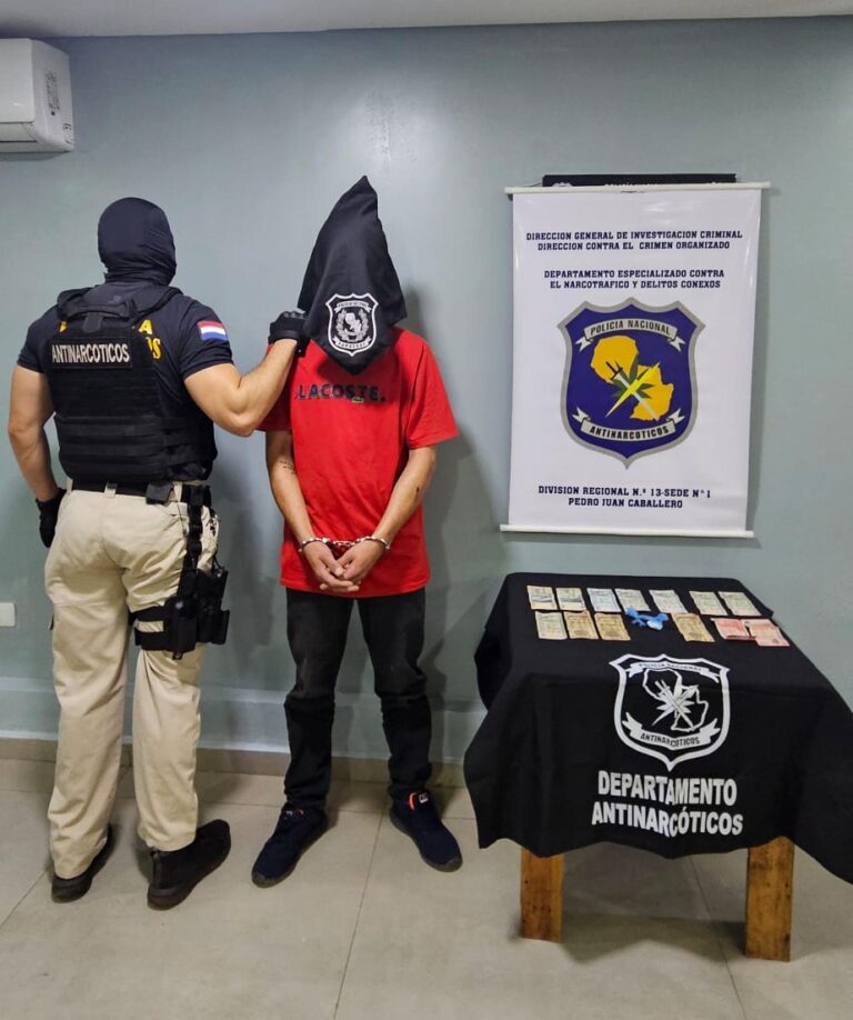 Allanamiento en el barrio Bernardino Caballero: un joven detenido con supuesta cocaína en operativo del Departamento Antinarcóticos