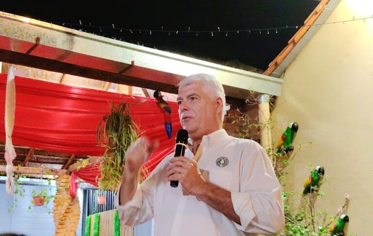 Wiens critica al Gobierno por retroceso en licitación 5G.