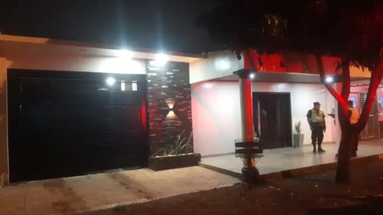 Por favor, guarda silencio y deja de hablar así.