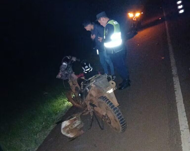 Motociclista fallece al impactar contra un biciclo aparcado.