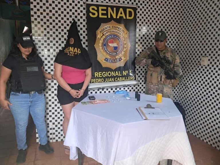 Mujer arrestada en Pedro Juan Caballero por supuesta venta de drogas.
