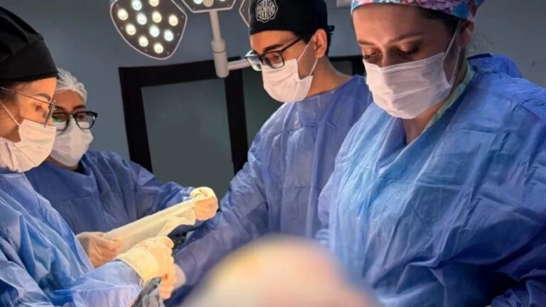Médicos realizan exitosa operación de tumor ovárico de 11 kilos.