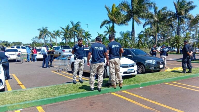 Asesinan a tiros a político brasileño en estacionamiento de shopping.
