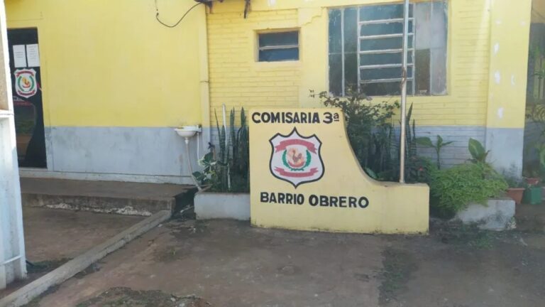 Machete en mano, asaltante roba dinero y joyas en tienda.