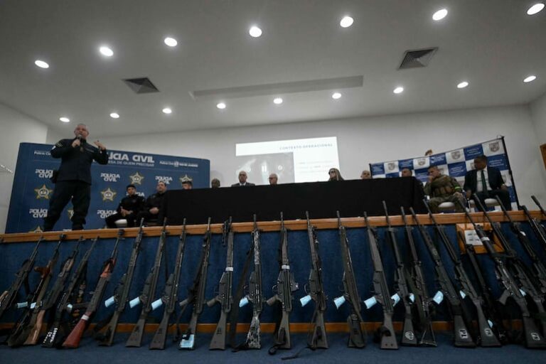 Armas legales en Paraguay llegan al Comando Vermelho, BBC.