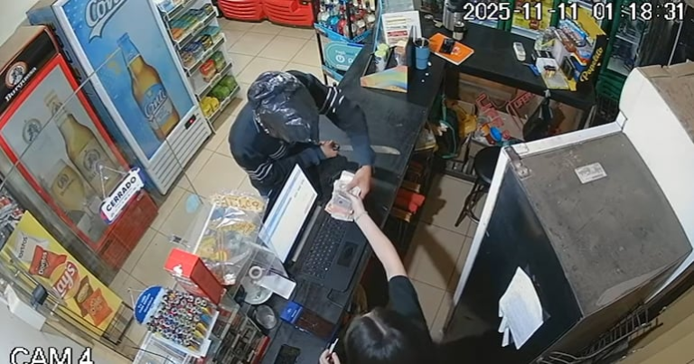Asaltante con bolsa negra y machete robó bodega.