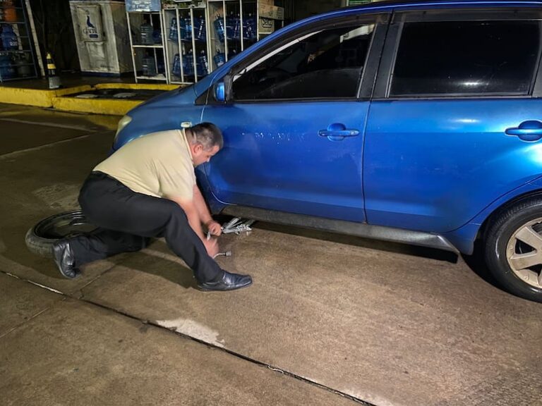 Bache oculto provoca daños a vehículos en Mariano Roque Alonso.
