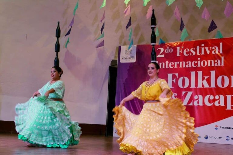 Bailarinas paraguayas brillan en festival internacional de danza.