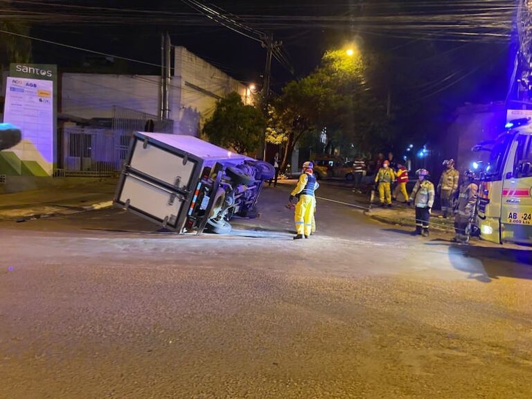 Camión se voltea tras colisión con auto en General Santos.