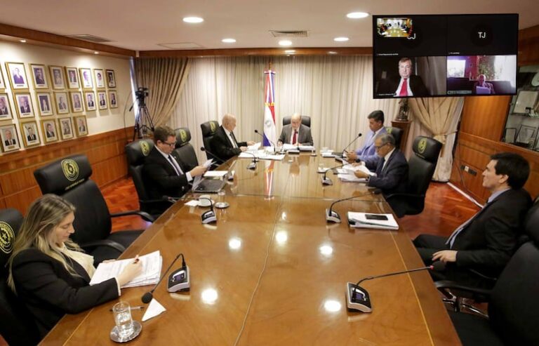 Corte suspende a jueza imputada con salario completo.