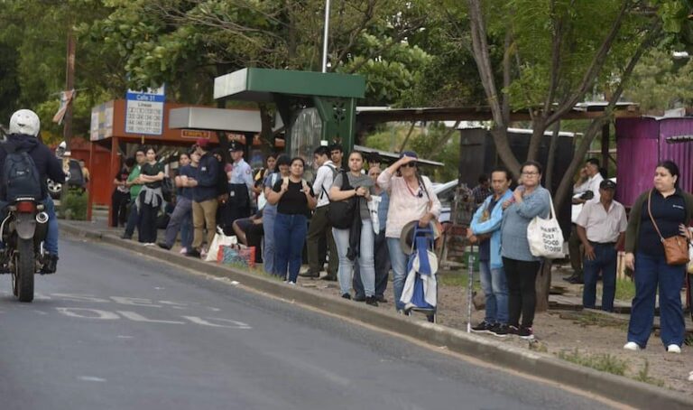 Crisis en el sistema de buses: largas esperas y hacinamiento.