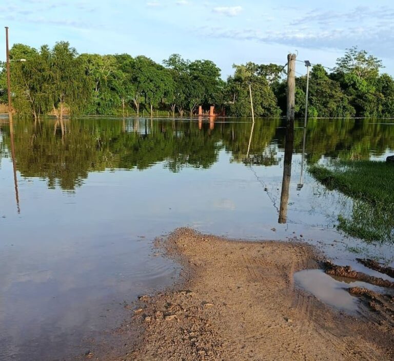 Desborde de río impide uso de balsa en San Carlos.