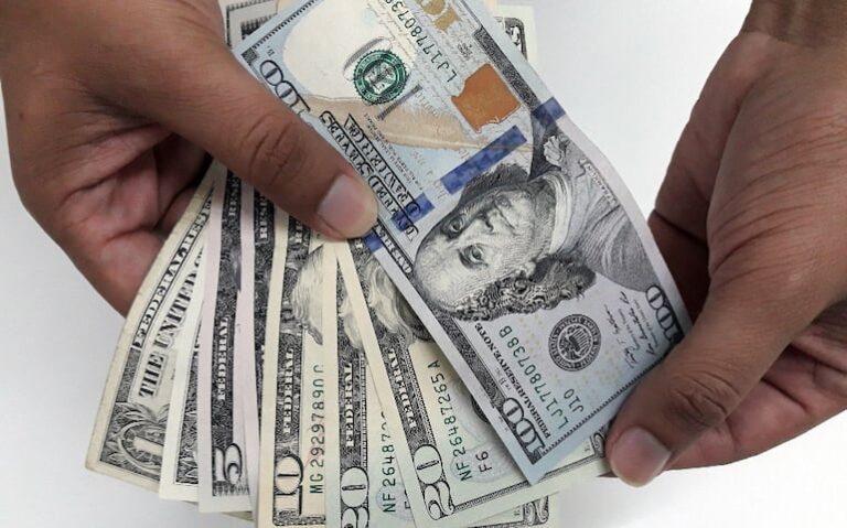 Dólar cotiza por debajo de G. 7.000 en negocios.