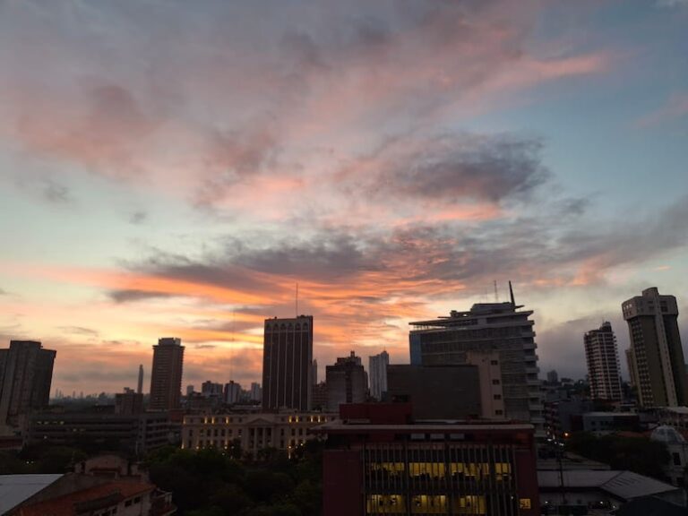 Domingo lluvioso y cálido: clima en perspectiva.