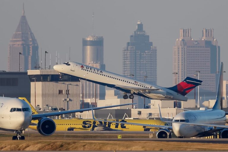 El cierre del Gobierno estadounidense dificulta desde el viernes el tráfico en los principales aeropuertos del país
