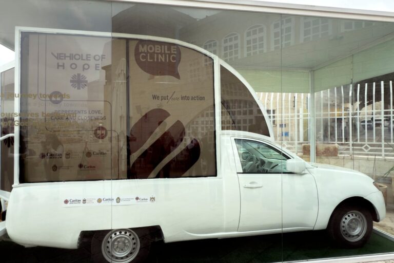 El papamóvil de Francisco convertido en clínica llega a Belén y espera el permiso de Israel para entrar en Gaza