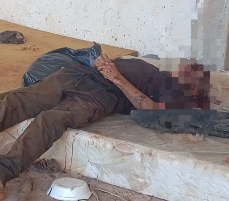 Encuentran cadáver en depósito y sospechan homicidio.