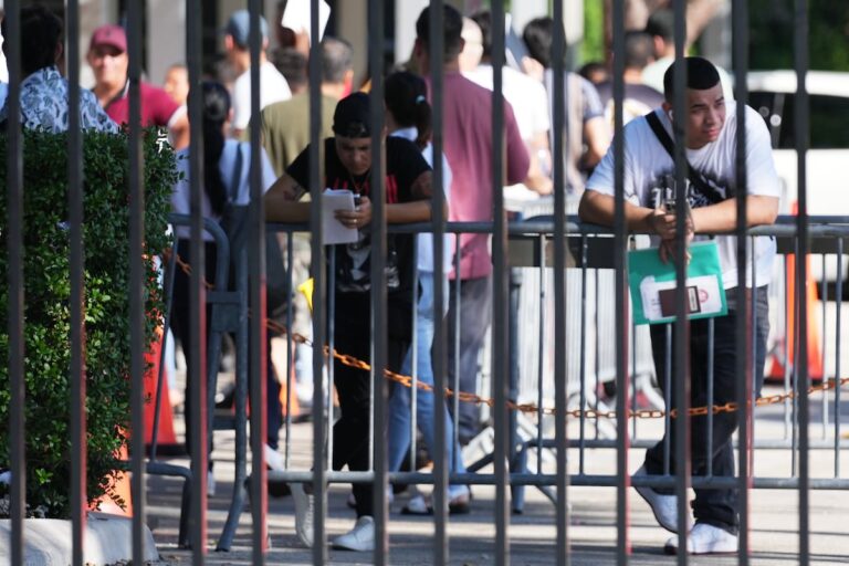 “Estoy enojado con mi presidente”: los votantes de Trump en Florida enfrentan los efectos de sus políticas a un año de las elecciones