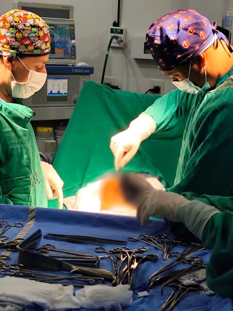 Exitosa cirugía: joven de Concepción se libera de tumor de 8 kilos.