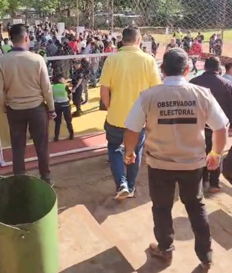 Expulsan a observadores electorales con chalecos en votación.