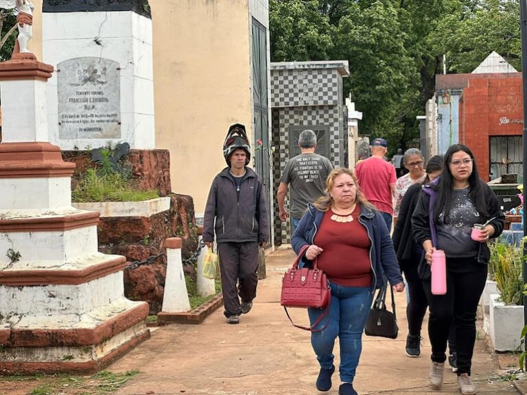 Gran actividad en el Cementerio de Encarnación por Todos los Santos.